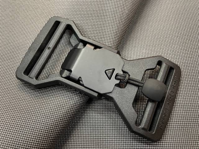 Magnetic One-Handed Chest Strap Buckle